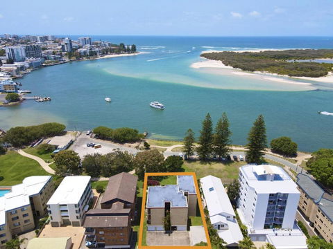 Golden Shores Unit 1 21 Landsborough Parade - Surfers Gold Coast 1