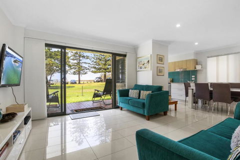 Golden Shores Unit 1 21 Landsborough Parade - Surfers Gold Coast 3