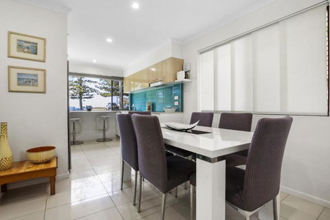 Golden Shores Unit 1 21 Landsborough Parade - Surfers Gold Coast 6
