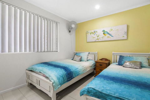 Golden Shores Unit 1 21 Landsborough Parade - Surfers Gold Coast 2
