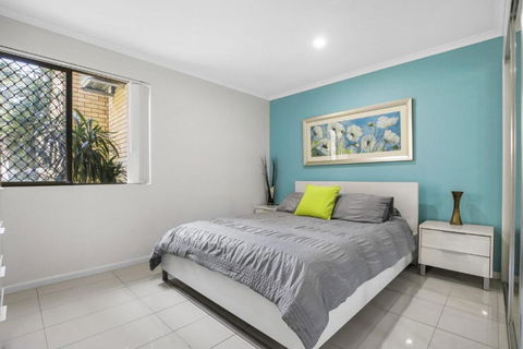 Golden Shores Unit 1 21 Landsborough Parade - Surfers Gold Coast 5