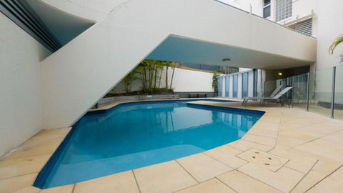 Monterey Lodge Unit 16 27 Warne Terrace. Kings Beach - Surfers Gold Coast 3