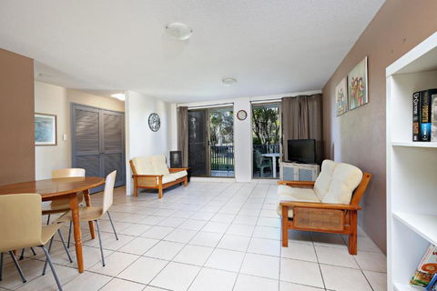 Levuka Unit 4 14 Moreton Pde. Kings Beach - Surfers Gold Coast 4