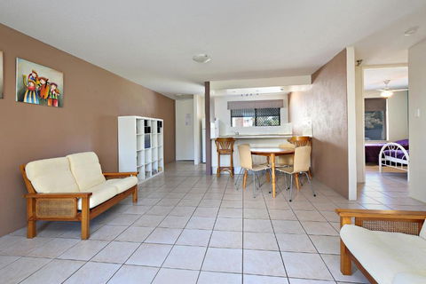 Levuka Unit 4 14 Moreton Pde. Kings Beach - Surfers Gold Coast 6