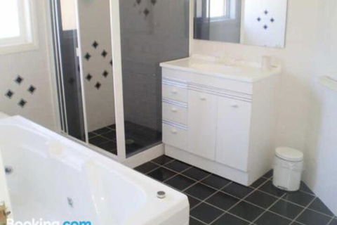 Retreat On Surf Beach - Surfers Gold Coast 4