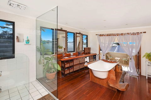 Schirmann Waterfront Home - Surfers Gold Coast 1