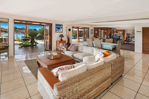 Schirmann Waterfront Home - Surfers Gold Coast 4