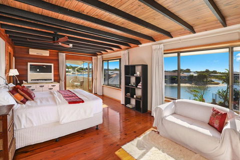 Schirmann Waterfront Home - Surfers Gold Coast 2