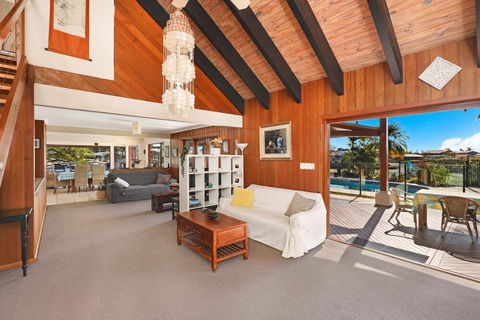 Schirmann Waterfront Home - Surfers Gold Coast 6