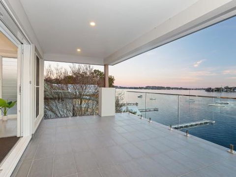 Absolute Waterfront Lakehouse Fishing Point Waterfront Pool Jetty - Surfers Gold Coast 4