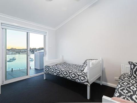 Absolute Waterfront Lakehouse Fishing Point Waterfront Pool Jetty - Surfers Gold Coast 2