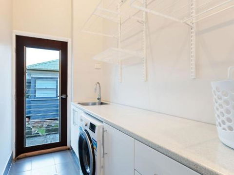 Absolute Waterfront Lakehouse Fishing Point Waterfront Pool Jetty - Surfers Gold Coast 1