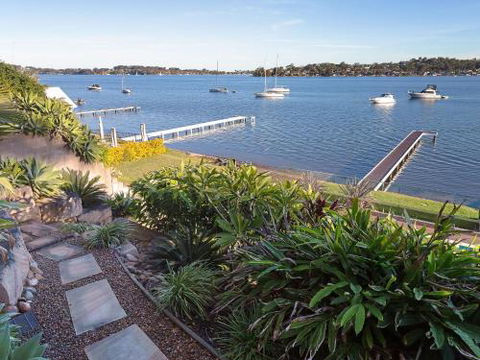 Absolute Waterfront Lakehouse Fishing Point Waterfront Pool Jetty - Surfers Gold Coast 6