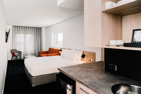Tom's Court Hotel - Surfers Gold Coast 6