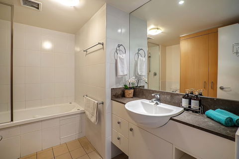 Location 5 Star Stylish Apt With Views - Surfers Gold Coast 5