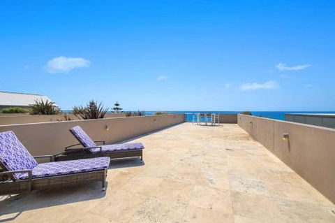 Beach & Ocean Front Penthouse With Wifi & Parking - Surfers Gold Coast 3