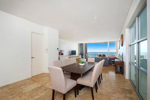 Beach & Ocean Front Penthouse With Wifi & Parking - Surfers Gold Coast 4
