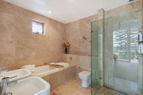 Oceanfront Penthouse Stylish & Luxurious. - Surfers Gold Coast 2