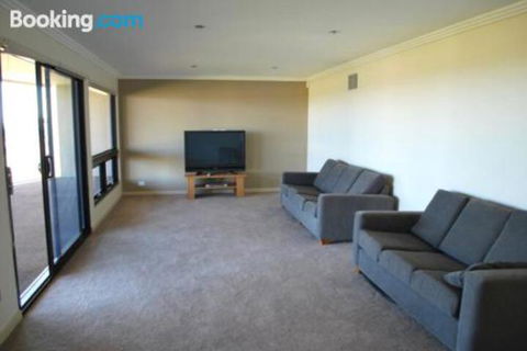 Eagles Nest - Surfers Gold Coast 1