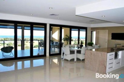 Eagles Nest - Surfers Gold Coast 4