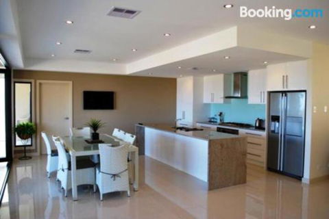 Eagles Nest - Surfers Gold Coast 5