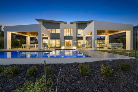 Luxury Canal Front Holiday House Raptor Pde Banksia Beach - Surfers Gold Coast 0