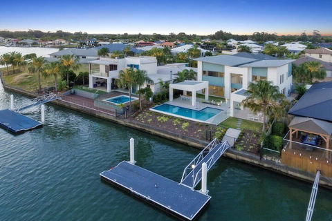 Luxury Canal Front Holiday House Raptor Pde Banksia Beach - Surfers Gold Coast 1