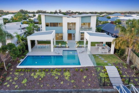 Luxury Canal Front Holiday House Raptor Pde Banksia Beach - Surfers Gold Coast 2