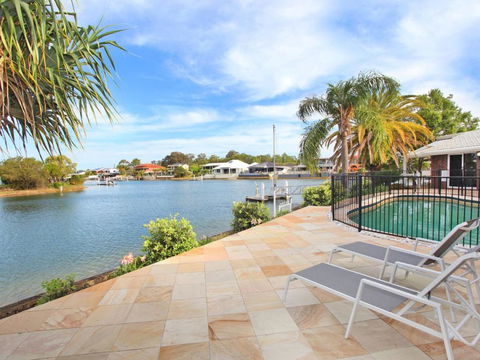 April 19 4 Bedroom Home On Canal With Pool Pontoon Aircon & WiFi! - Surfers Gold Coast 3