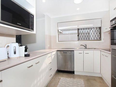 April 19 4 Bedroom Home On Canal With Pool Pontoon Aircon & WiFi! - Surfers Gold Coast 6