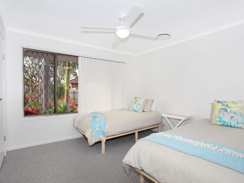 April 19 4 Bedroom Home On Canal With Pool Pontoon Aircon & WiFi! - Surfers Gold Coast 2