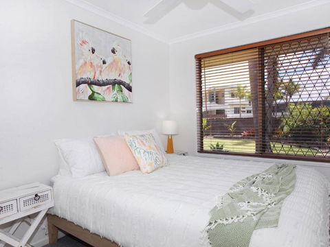 April 19 4 Bedroom Home On Canal With Pool Pontoon Aircon & WiFi! - Surfers Gold Coast 5