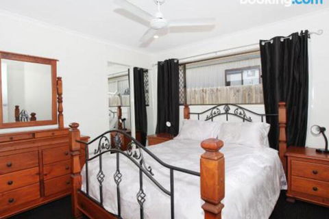 Schirrmann 56 Four Bedroom Home On Canal With Pool Pontoon Aircon & WiFi! - Surfers Gold Coast 2