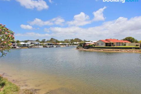 Schirrmann 56 Four Bedroom Home On Canal With Pool Pontoon Aircon & WiFi! - Surfers Gold Coast 3