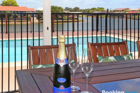 Schirrmann 56 Four Bedroom Home On Canal With Pool Pontoon Aircon & WiFi! - Surfers Gold Coast 5