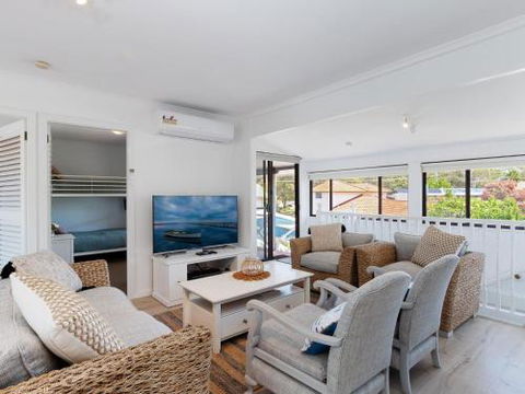 Blue Waters 7 Cook St. Pet Friendly & Water Views - Surfers Gold Coast 1