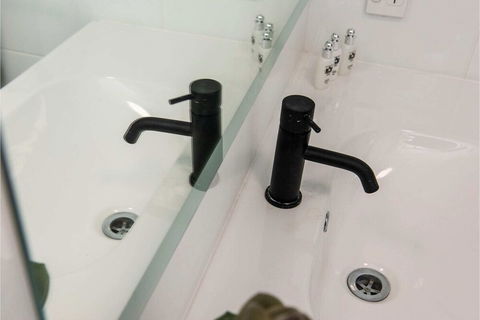 Modern 1 Bedroom Apartment Near The River And The City - Surfers Gold Coast 4