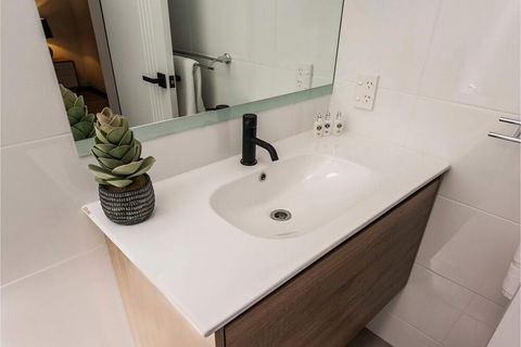 Modern 1 Bedroom Apartment Near The River And The City - Surfers Gold Coast 3
