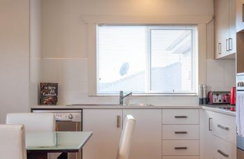 Spacious & Bright 4 Bedroom Home - Surfers Gold Coast 2