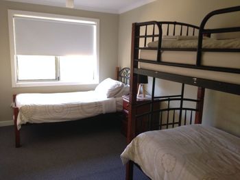 Port Lincoln Holiday Houses - Surfers Gold Coast 2