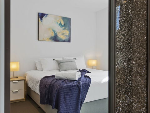CHARLOTTE Manhatten Building Near Spencer St. & Southern Cross Station - Surfers Gold Coast 1