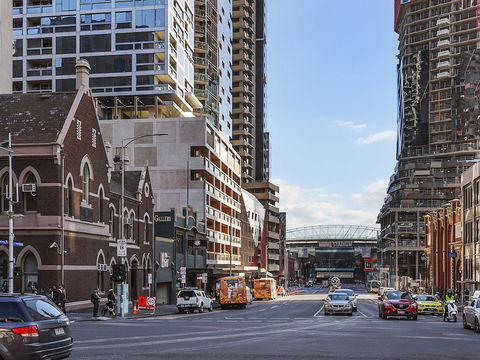 CHARLOTTE Manhatten Building Near Spencer St. & Southern Cross Station - Surfers Gold Coast 5