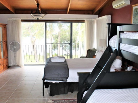 Between Waters B & B Lake Macquarie - Surfers Gold Coast 2