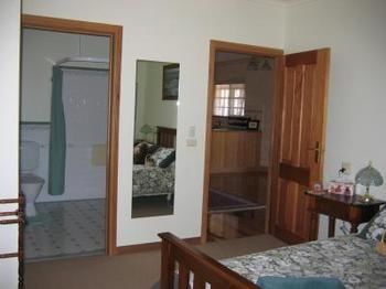 Buttercup Cottage & Private Apartment - Surfers Gold Coast 4