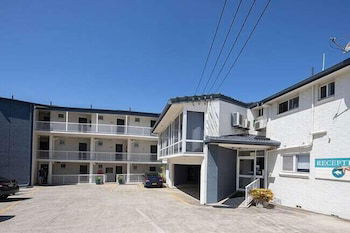 Ocean Front At The Entrance - Surfers Gold Coast 1