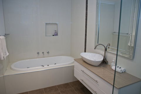 Yarra Glen Racecourse Apartments - Surfers Gold Coast 4