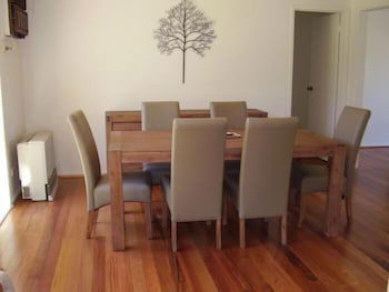 Yarra Glen Racecourse Apartments - Surfers Gold Coast 3