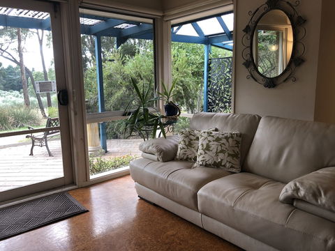Countryside Connections Spa Cottage - Surfers Gold Coast 2