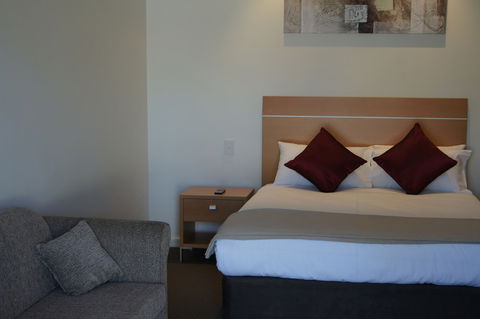 Burkes Hotel Motel - Surfers Gold Coast 3