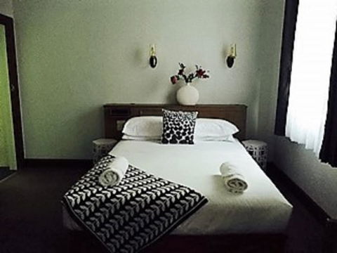 Burkes Hotel Motel - Surfers Gold Coast 1